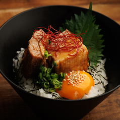 三元豚の角煮と黄身のせご飯