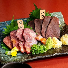 香り漂う！馬タンと馬ハツの炙り刺し2種盛り