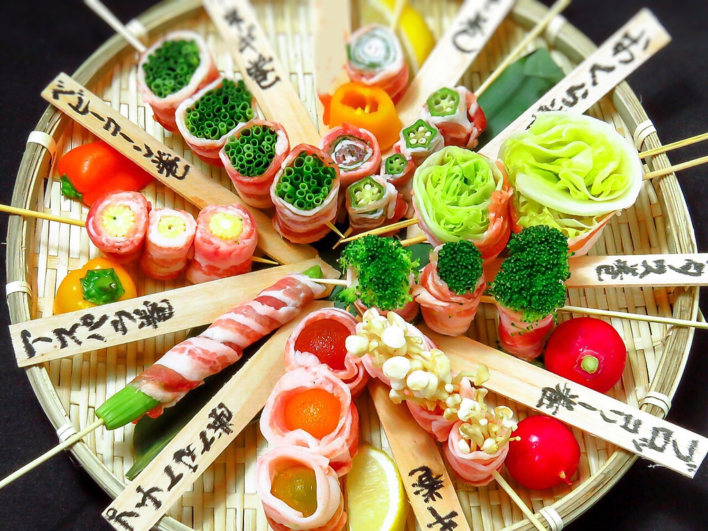 巻き串・釜めし・創作揚げ出しが自慢の居酒屋。