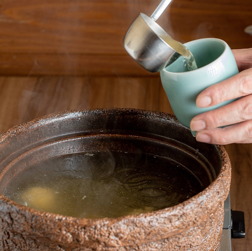 まずは牛テールと牛タンをじっくりと煮込んだスープをお楽しみください。