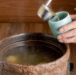 まずは牛テールと牛タンをじっくりと煮込んだスープをお楽しみください。