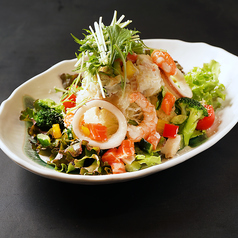 海鮮といぶりがっこチーズのじゃがサラダ ～シーザー風～