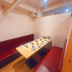 6~12名様でご利用いただける個室は中規模な宴会や会食、接待、ご家族の集まりに最適な広さです。落ち着いた照明と木の温もりを感じる空間で、周囲を気にせずゆったりと過ごせます。完全個室のためプライベート感も抜群。会話も弾み、上質な料理とともに和やかなひとときを演出します。特別な日や大切な集まりにふさわしい