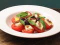 料理メニュー写真 カプレーゼ/トマトとモッツァレラチーズとバジルのサラダ