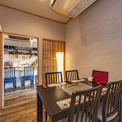 【特別な人との思い出の空間】大切な人との思い出に残るひとときを過ごすのにぴったりなオシャレなテーブル席！