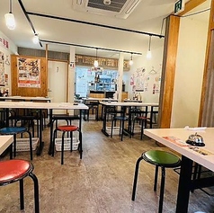 4名掛けのテーブル席は、親しい友人や家族との楽しい集まりに最適です!屋台のような温かみのある雰囲気が漂い、リラックスした時間を提供します♪広々とした店内で、美味しい料理と共に心温まる会話をお楽しみください◎素敵な思い出をここで作りましょう!