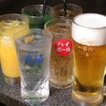 飲み放題付きのコースをご用意しており、定番の生ビールやサワー、果実酒、ハイボールなどが楽しめます♪ノンアルコールドリンクもあるため、お酒を飲まない方でも安心して楽しめるのが魅力です◎ぜひ皆で盛り上がってください！