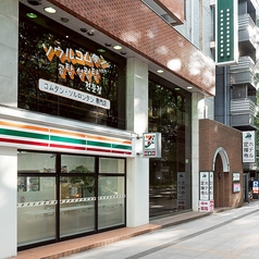 【ソウルコムタンの文字が目印！】定禅寺通りを歩くと、”ソウルコムタン"の店舗ロゴが見えます！ホテル定禅寺さん隣、セブンイレブンさんの真上に当店はございます。