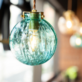 ○デート利用に。木の温もり感じるカウンター席は、落ち着いた照明とゆったりした距離感で会話が弾む大人の空間。八丈島の郷土料理と島焼酎を味わいながら、特別なひとときをお過ごしいただけます。