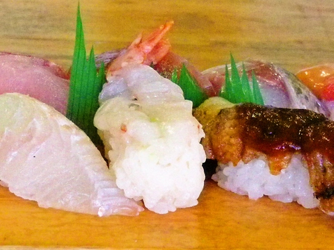 日本海さかな街の一角に店を構える寿司店。旬の新鮮な魚や海産物を味わえる。
