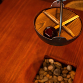 ○仕事帰りに。一日の終わりにふらりと立ち寄れる、目黒駅近くの隠れ家居酒屋。木の温もりあるお席で、八丈島直送の郷土料理と島焼酎を気軽に一杯。落ち着いた雰囲気の中で、仕事の疲れを癒すひとときを。おひとり様はもちろん、同僚とのサク飲みにもぴったりの空間です。