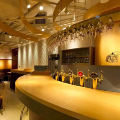 会社帰りの晩酌や、じっくりビールを味わいたいときにも使いやすいカウンター席もございます。お気軽にお立ち寄りください。