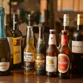 インドのお酒が多種勢揃い！インドの国内シェアナンバーワンビールのキングフィッシャーや赤白ワインボトル等豊富なドリンクメニューをご用意しております。