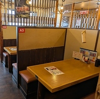 女子会や仕事帰りの一杯など使い勝手抜群なテーブル席