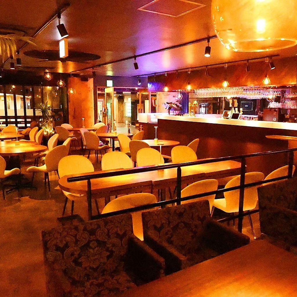 広々おしゃれ店内！音響モニター完備で団体様利用にもオススメ！着席80名様収容☆