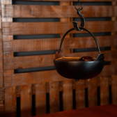 ○5～8名様にも最適なテーブル席をご用意。仲間との飲み会や気軽な会食、ご家族でのお食事など、さまざまなシーンに対応いたします。八丈島の郷土料理を囲みながら、ゆったりとした時間を。人数や用途に応じたお席のご相談も承りますので、お気軽にどうぞ。