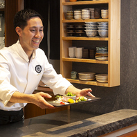 清潔感と暖かみのある店内が居心地の良さへ