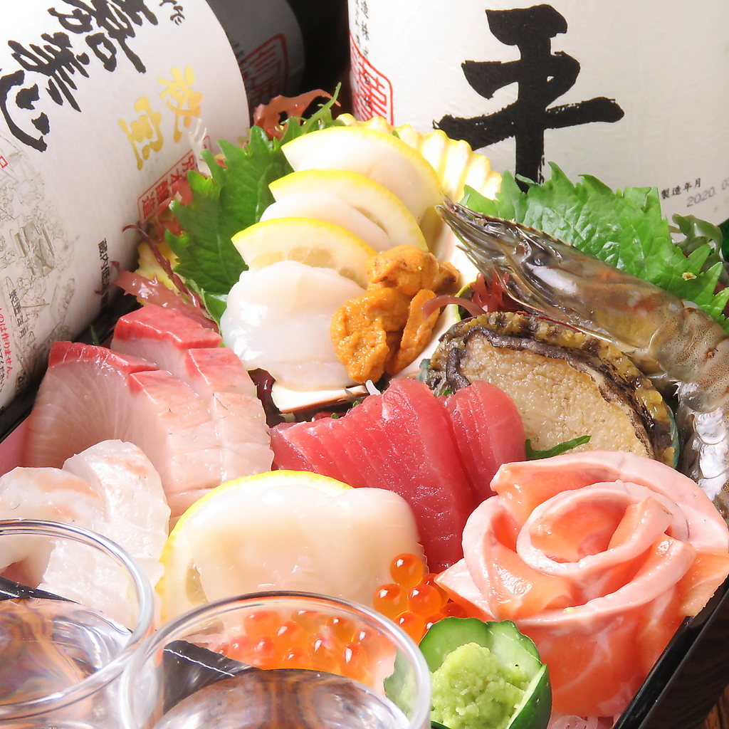 旬の鮮魚を繊細に盛り合わせた華やかな一皿♪季節によって変化する食材の旨味をぜひご賞味ください！