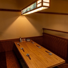 落ち着いたきれいな店内で、仲卸直営の新鮮な魚介類が食べれれる居酒屋です。ペンダントライトが優しく照らす木の温もりを感じるテーブル席は、様々な人数に合わせてご利用いただけます。ベンチシートでゆったりとくつろいでお過ごしいただけます。少人数でのご利用から各種お集まりまで様々なシーンで大活躍します♪