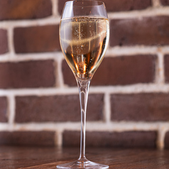 GLASS OF SPARKLING WINE