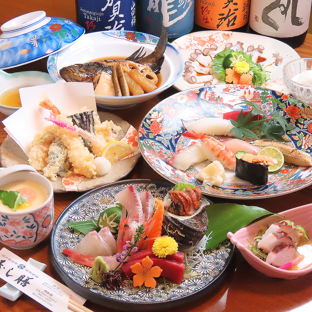 新鮮な魚介類をふんだんに使った会席料理が当店の自慢。人数やご予算に応じてお愉しみいただけます。