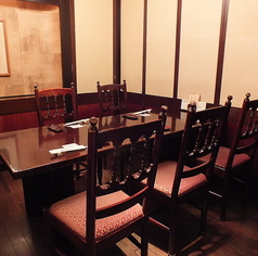 最大12名様までご着席可能なテーブル席個室。少人数での会社宴会や、ご友人との飲み会、女子会・ママ会、記念日のお祝いなど、様々なシーンでご利用いただけます。仕切りを入れて～6名様までのお席もご用意できますので、接待・会食などのビジネスシーンや、ご両家のお顔合わせにも最適です。