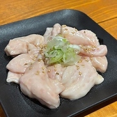 新鮮なホルモンも種類豊富に取り揃え！特上ミノ、シロコロ、ガツ、ハツ、コブクロなど、バラエティ豊かなラインナップが自慢です。鮮度が高いため、それぞれの部位が持つ独特の食感と濃厚なうまみを存分にご堪能いただけます。他ではなかなか味わえない希少部位や定番のホルモンまで、ぜひお好みの一皿を見つけてください。