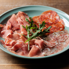 生ハムと2種のサラミ盛り