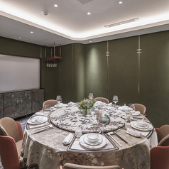 洗練された雰囲気の中、心に残るひとときを。プライベート空間を大切にした個室で、厳選された食材を使用した本格的な中華料理を心ゆくまでお楽しみください。記念日など特別な日のお食事や、ビジネスミーティングにもご利用いただけます。
