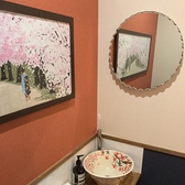 女性の店主こだわりのお手洗いの内装にも♪季節に合わせて絵画や食器の柄に合わせた洗面台になっております♪