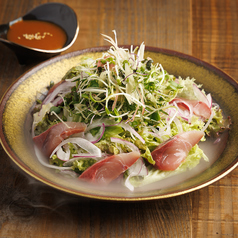 鮮魚と香味野菜の燻製サラダ