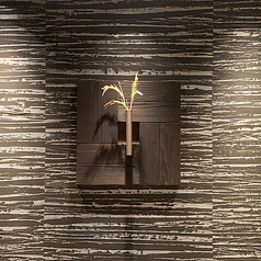 和モダンな空間で、20名様から50名様まで貸切をご利用いただけます。落ち着いた雰囲気が漂うこの場所は、宴会や特別なお祝い事に最適です。洗練されたデザインと心地よいプライベート感を大切にした空間で、特別なひとときを存分にお楽しみください。