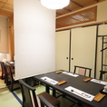 和の趣を大切にした落ち着いた雰囲気の店内には、隣のお席と空間を仕切ることができるお席をご用意しております。周囲を気にせず、プライベートな時間をゆっくりと過ごせますので、デートにもおすすめです。シーンに合わせて選べます◎