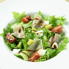 生ハムとアボカドのクリームチーズサラダ