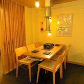 当店にはパワフルな排煙機能を備えたテーブル席がございますので、煙を気にせず食事に集中できる環境をご提供しております★お料理の香りを存分に感じながら、ゆったりとした時間をお過ごしください。