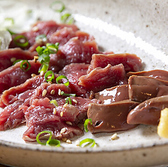 西伊豆直送！希少なわさびだちょう。柔らかなもも肉とコク深いレバーは、臭みがなく食べやすい逸品。新鮮だからこそ味わえる贅沢な美味しさをどうぞ。