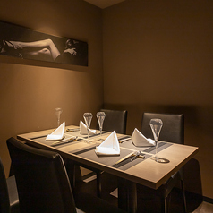 特別なひとときを過ごせる完全個室をご用意しています。ビジネスの会食や大切な接待など、さまざまなシーンに最適です。プライバシーが守られる空間で、心ゆくまでお料理をお楽しみいただけます。大切な方との大事な時間を、ゆったりとした環境でお過ごしください。特別な瞬間を演出するための最適な場所です。