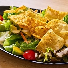 鶏ガールのシーザーサラダ（アボカド入り）