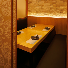 【喫煙可能の席♪】美味しい料理と楽しいひとときをお過ごしください。広々とした空間で、友人や家族、仲間との食事や会話がより楽しくなります。バラエティ豊かなメニューが揃っており、お好みに合わせて選ぶことができます。シェアしやすい盛り付けや、個々の席でのリラックスした時間を楽しむことができます。