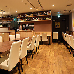 広々とした店内は20～50名様程度での貸切が可能！インド料理や本格タイ料理のコースに加え、宴会に嬉しい飲み放題もあります。会社の集まりやパーティーなど、賑やかなエスニック宴会にぜひご利用ください。