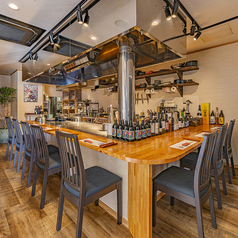 【デート利用】人気のカウンター席は横並びに座れるのでデートにもピッタリです☆二人の距離がぐっと近づく！