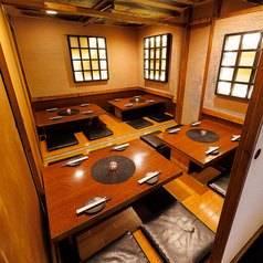 30名様から貸切利用OK！最大100名様までの貸切が可能♪ビジネス宴会や同窓会、結婚式の二次会など、大人数でのパーティーシーンには当店のフロア貸切を是非ご利用下さい。人数やご予算に合わせて料理やドリンクなどパーティープランをご用意させていただきます。サプライズのご相談もお気軽にお問い合わせ下さい。