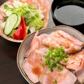 料理メニュー写真 県産豚のローストポーク丼