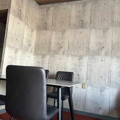 【ゆったりくつろげるテーブル席】シックでモダンなテーブル席は、6名様掛けを4卓ご用意しております。ご家族連れやご友人とのお食事に最適です。周りを気にせず新鮮なお肉料理と会話をお楽しみください！また、お席は電子タバコの喫煙が可能です◎