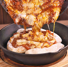 鉄板煮込みミートピザ