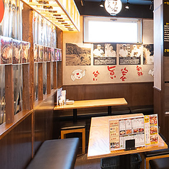 ご友人・同僚・パートナーとゆったり過ごせるテーブル席も完備。豊富なアルコールと美味しい若鶏を使ったお料理で日頃のストレスを吹き飛ばしてください！