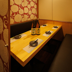 【プライベート◎】個室の席で、プライベートなひとときをお楽しみください。落ち着いた雰囲気の中で、大切な人と特別な時間を共有しませんか？他のお客様から離れた空間で、周囲を気にせずにゆったりとくつろげます。完全個室ならではの静寂さとプライバシーが、食事や会話をより深いものにします。