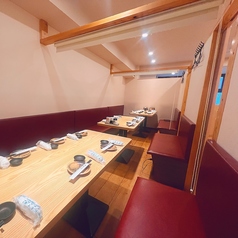 12~18名様対応の広々とした個室は、会社のご宴会や親族での集まりなど、大人数でのご利用に最適です。和の趣が感じられる落ち着いた空間で、周囲を気にせず会話と料理を楽しめます。ゆとりあるレイアウトで、長時間でも快適に過ごせる設計。完全個室なのでプライバシーも確保され、フォーマルな場にもぴったりです。