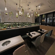 【テーブル席：6名様、4名様】片側ソファー席！少人数から大人数まで。メインフロアは緑あふれるナチュラル空間。片側がソファーシートになっているテーブル席を多数ご用意しております。4名様、6名様など少人数でのご会食から12名様、20名様など中～大規模のご宴会まで幅広くお使いいただけます。