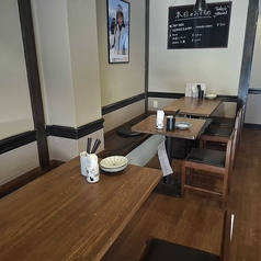 ゆったりとくつろげるテーブル席をご用意しています。ご家族や友人とのお食事、グループでのご利用にもぴったりです。※テーブル席は人数に合わせてレイアウト変更も可能です。グループでのご利用など、お席のご相談はお気軽にお問い合わせください。